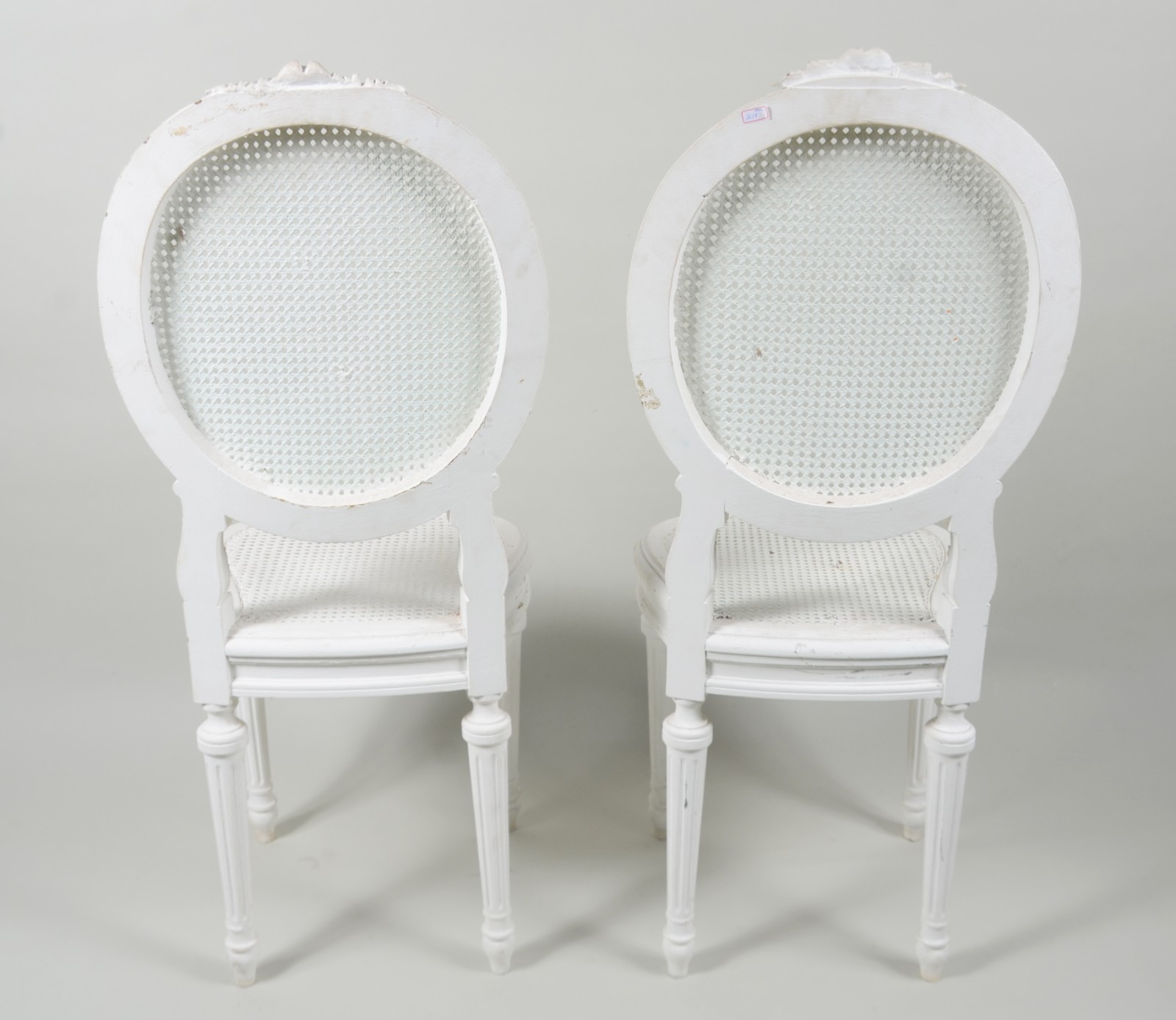 Par de delicadas cadeiras de madeira pintada de branco com forração... - foto 8 de 9