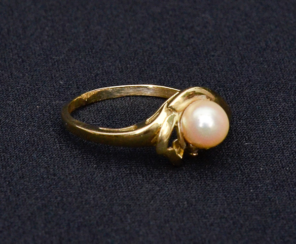Anel de ouro 18 k com perola e brilhantes, peso 3,3 g.