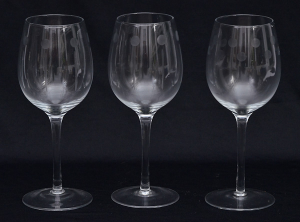Conjunto com 18 cálices de vidro para vinho.