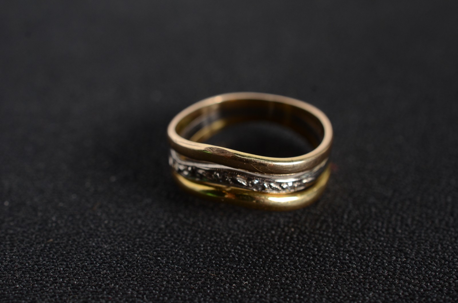 Anel de ouro 18 k e ouro branco com 3 brilhantes, aro 13 (Por motivos... - foto 1 de 8