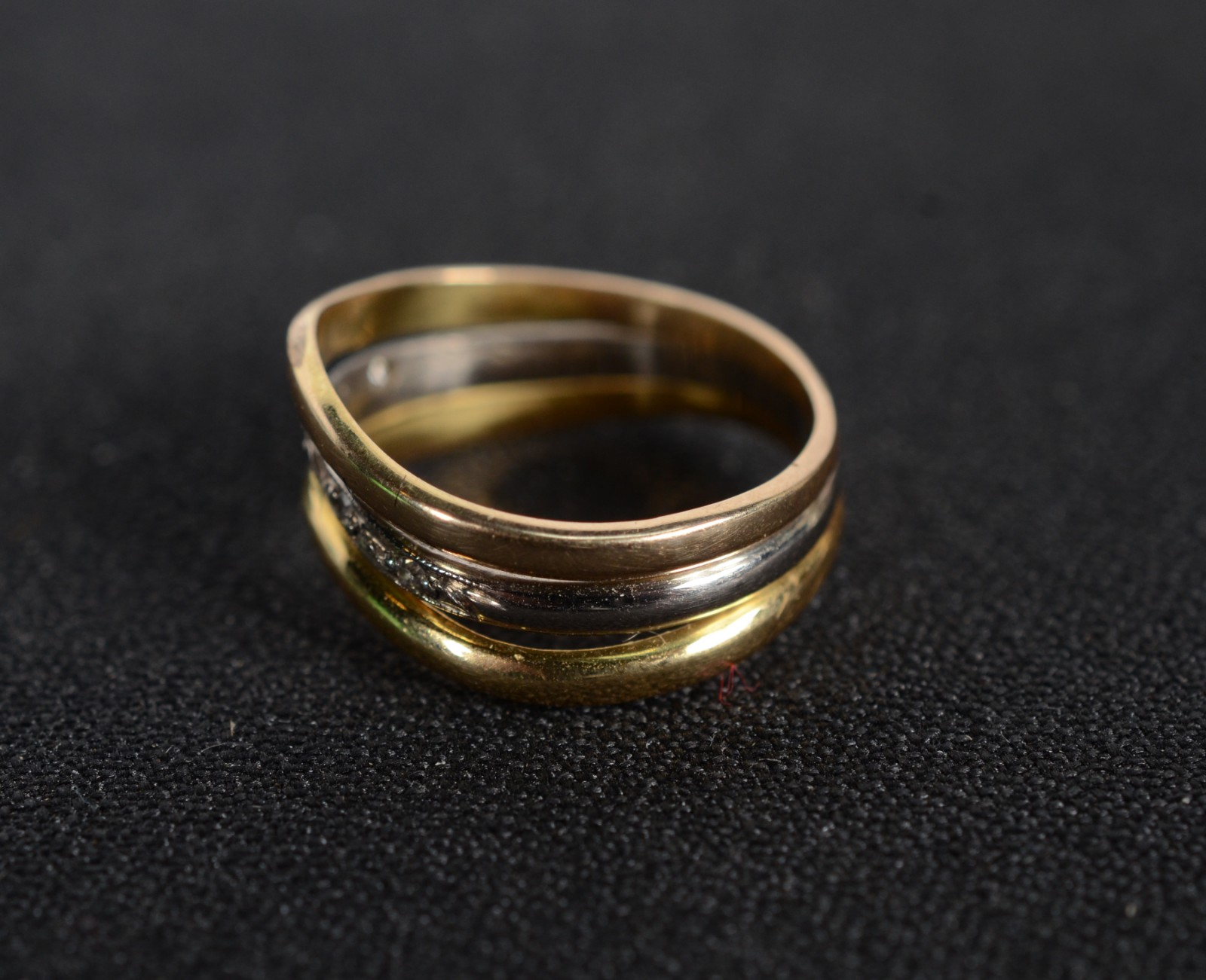 Anel de ouro 18 k e ouro branco com 3 brilhantes, aro 13 (Por motivos... - foto 2 de 8