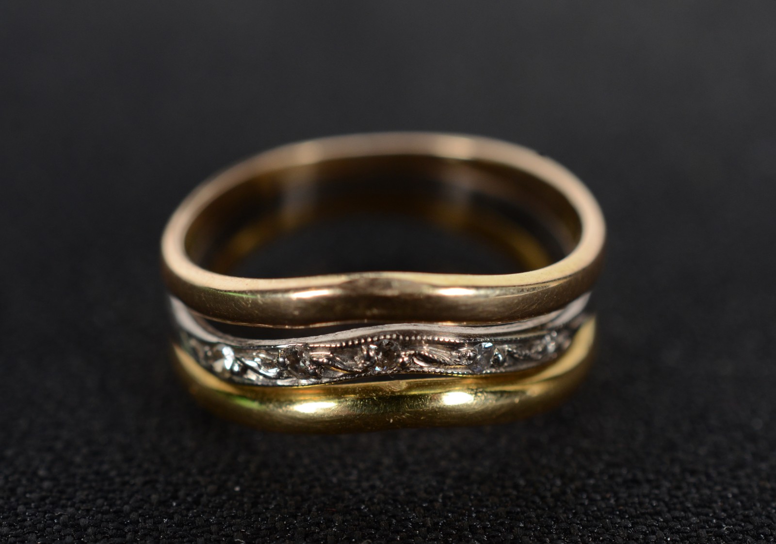 Anel de ouro 18 k e ouro branco com 3 brilhantes, aro 13 (Por motivos... - foto 3 de 8
