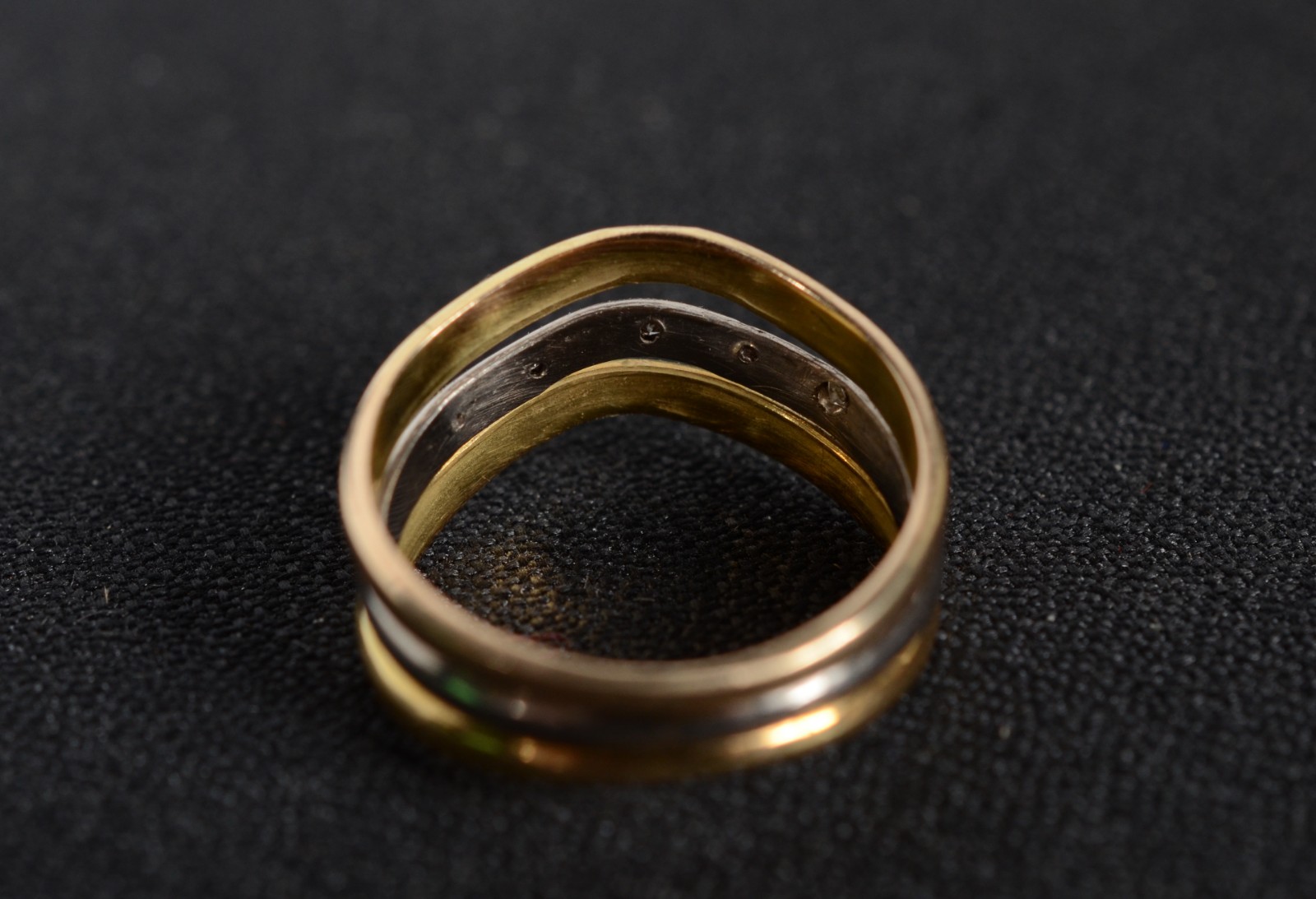 Anel de ouro 18 k e ouro branco com 3 brilhantes, aro 13 (Por motivos... - foto 4 de 8