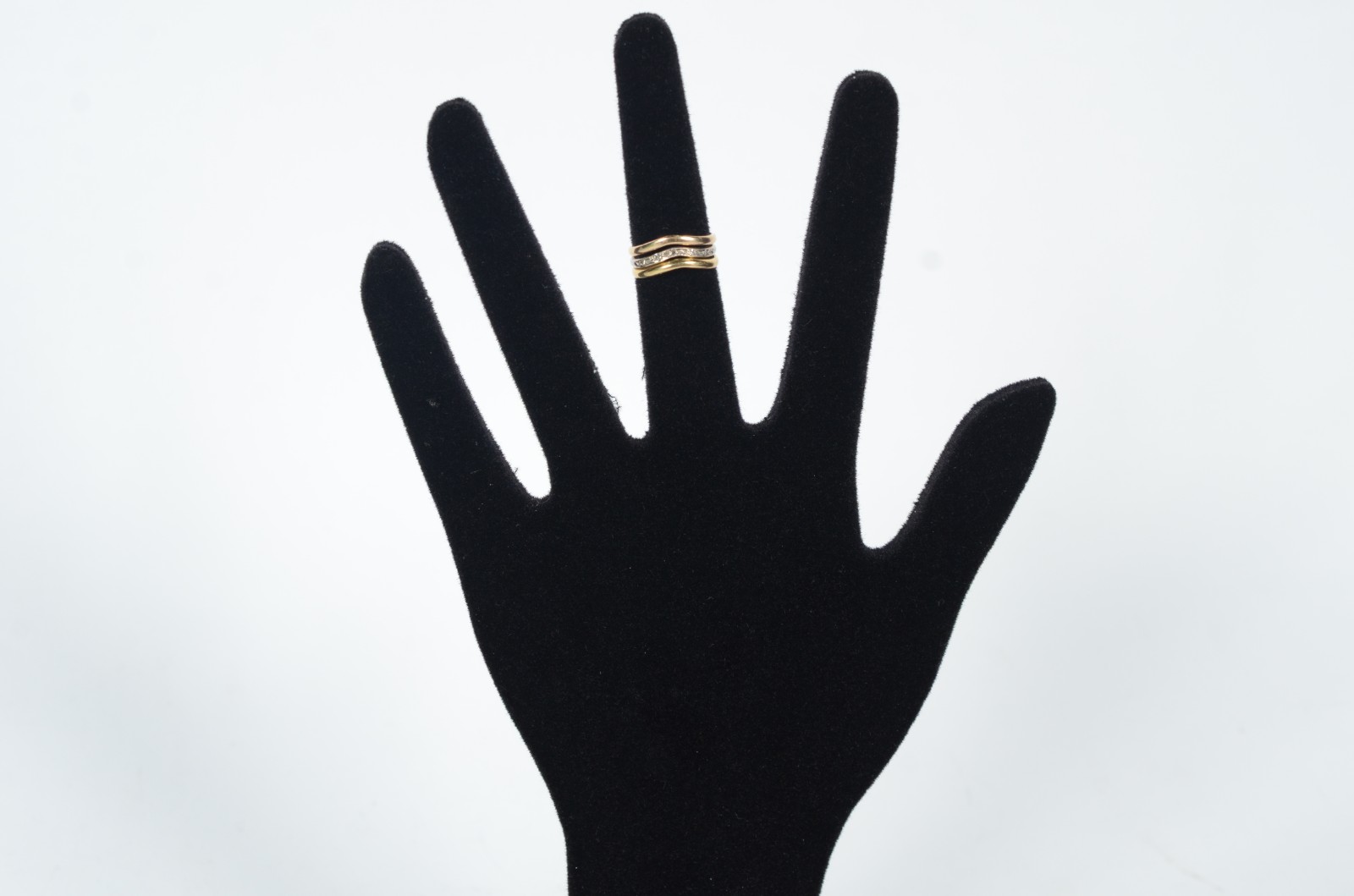 Anel de ouro 18 k e ouro branco com 3 brilhantes, aro 13 (Por motivos... - foto 5 de 8