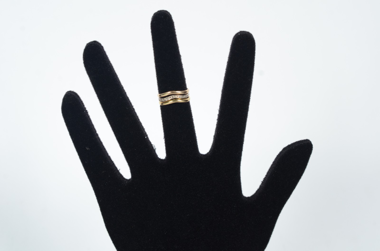 Anel de ouro 18 k e ouro branco com 3 brilhantes, aro 13 (Por motivos... - foto 6 de 8