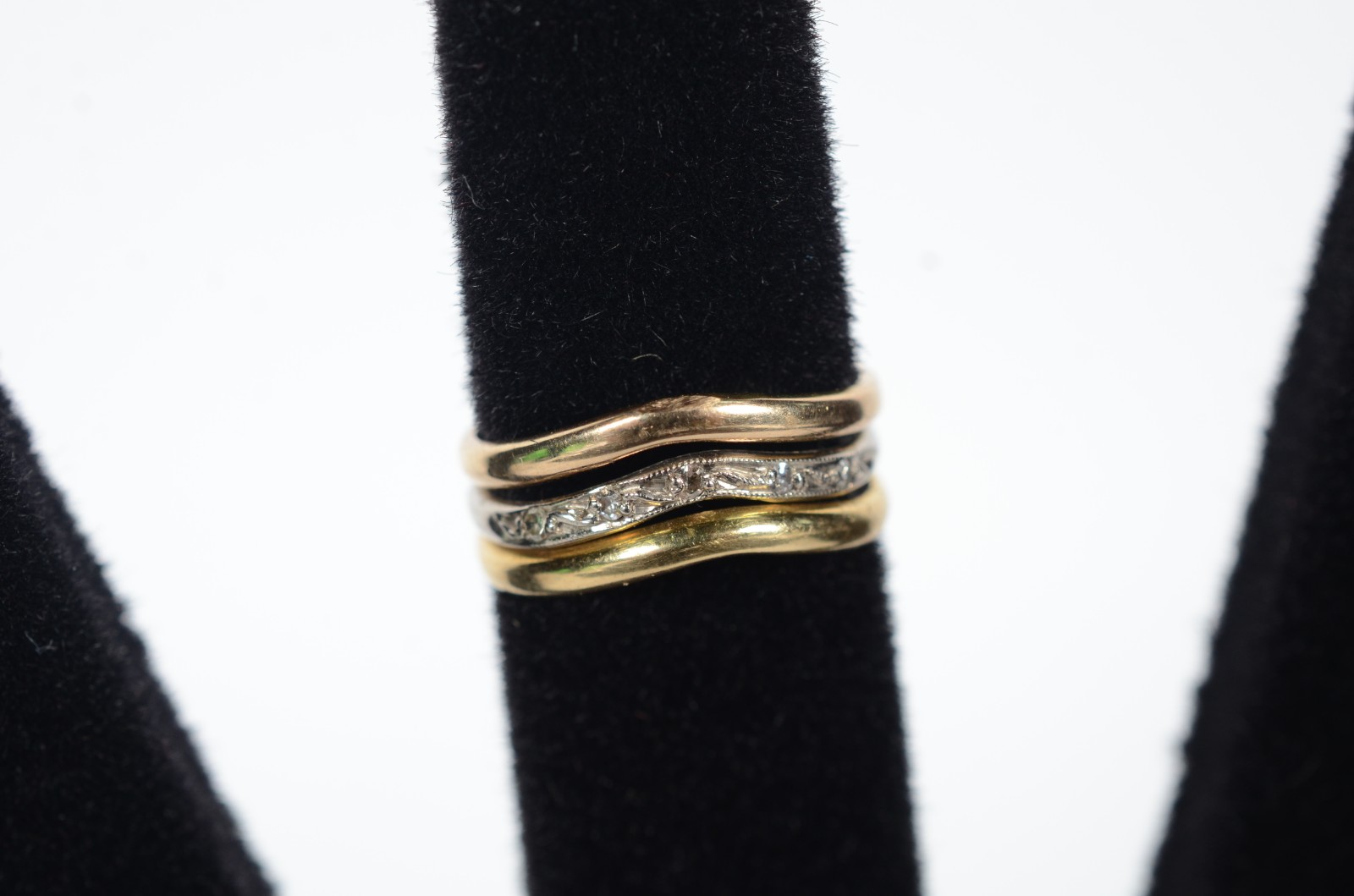 Anel de ouro 18 k e ouro branco com 3 brilhantes, aro 13 (Por motivos... - foto 7 de 8
