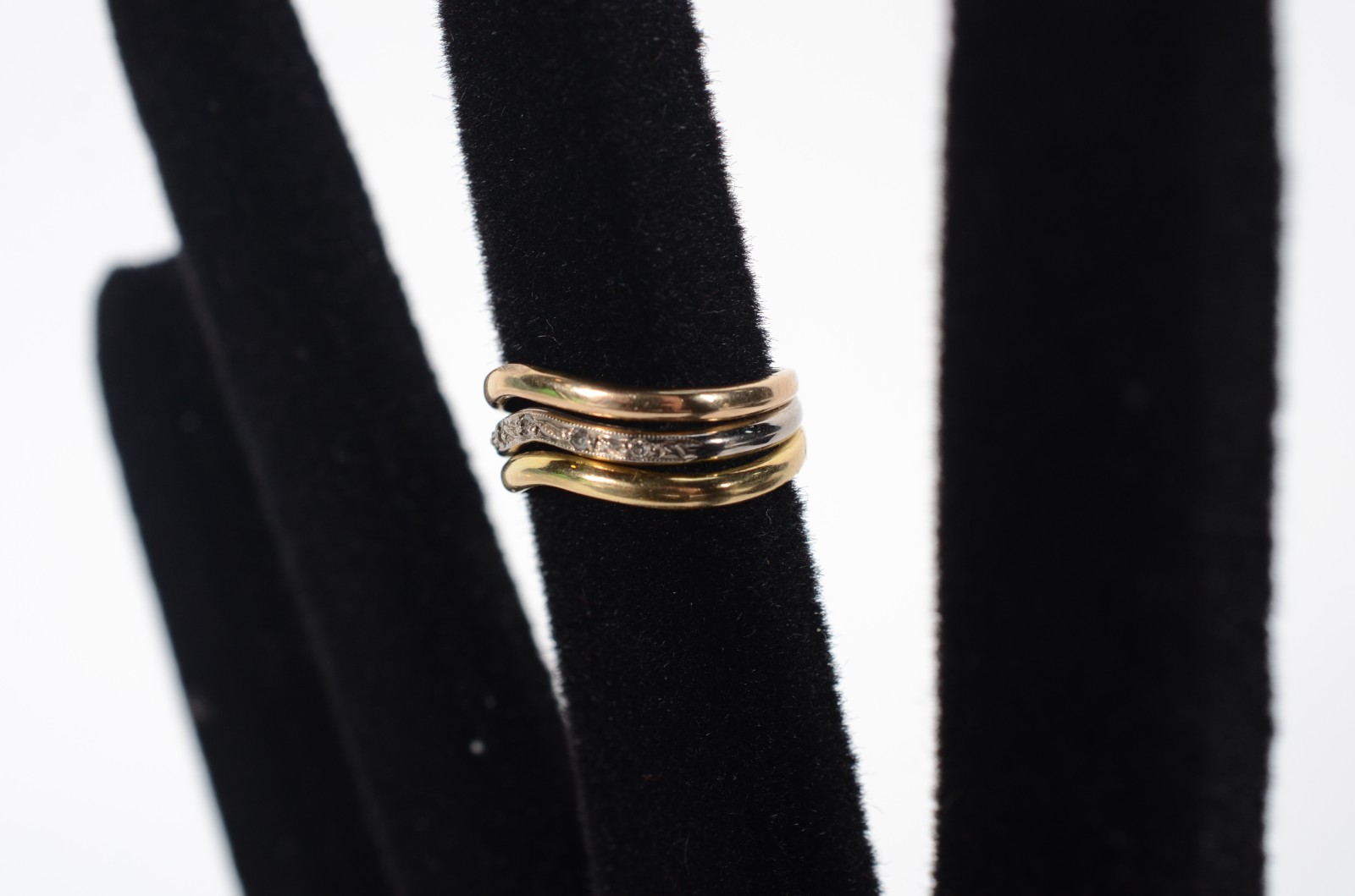 Anel de ouro 18 k e ouro branco com 3 brilhantes, aro 13 (Por motivos... - foto 8 de 8