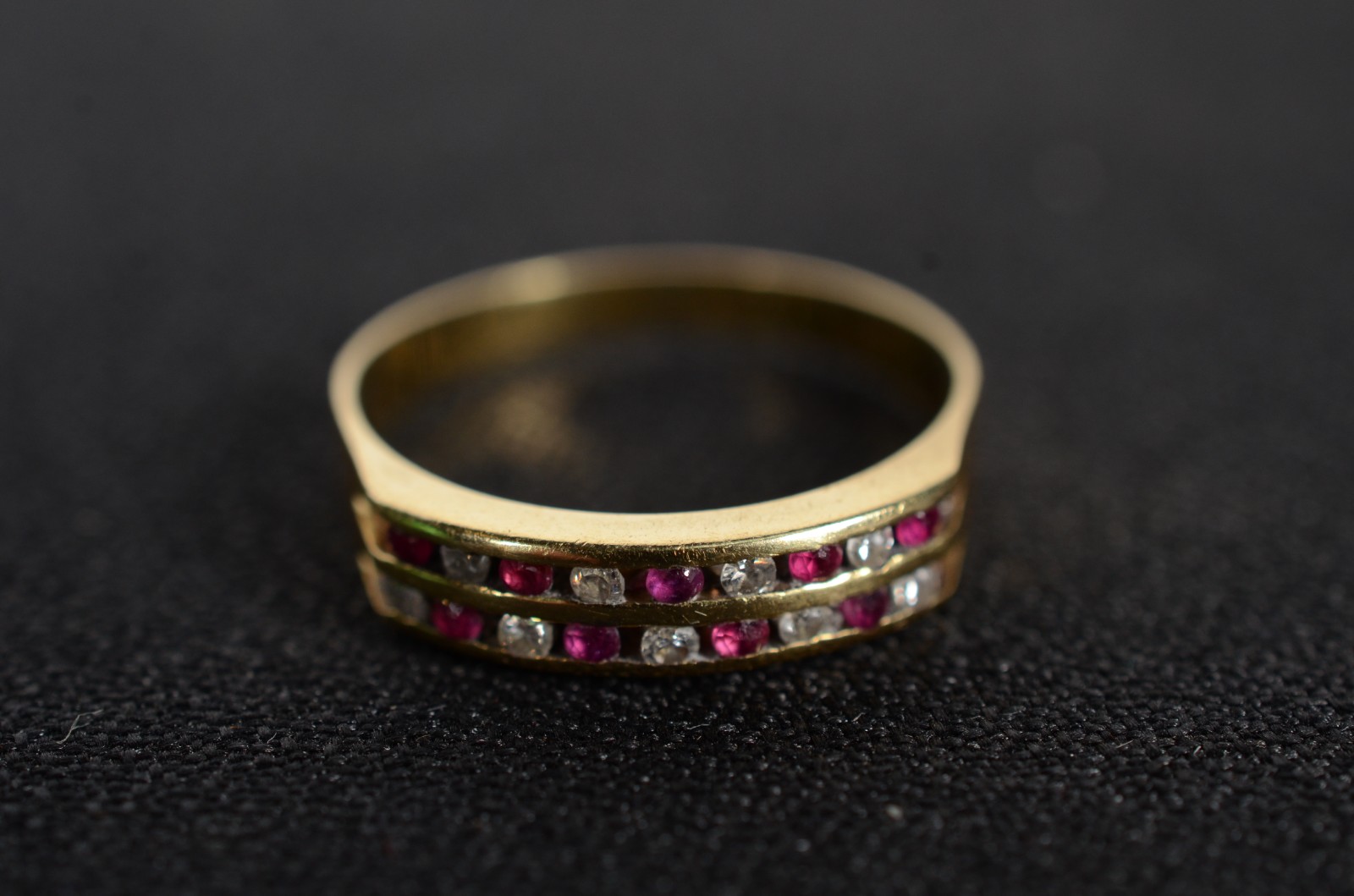Anel de ouro 18 k, contraste 750 com 9 brilhantes e 9 rubis, aro 16... - foto 1 de 7
