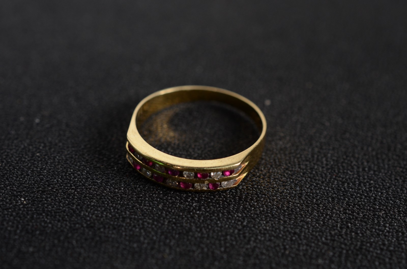 Anel de ouro 18 k, contraste 750 com 9 brilhantes e 9 rubis, aro 16... - foto 2 de 7