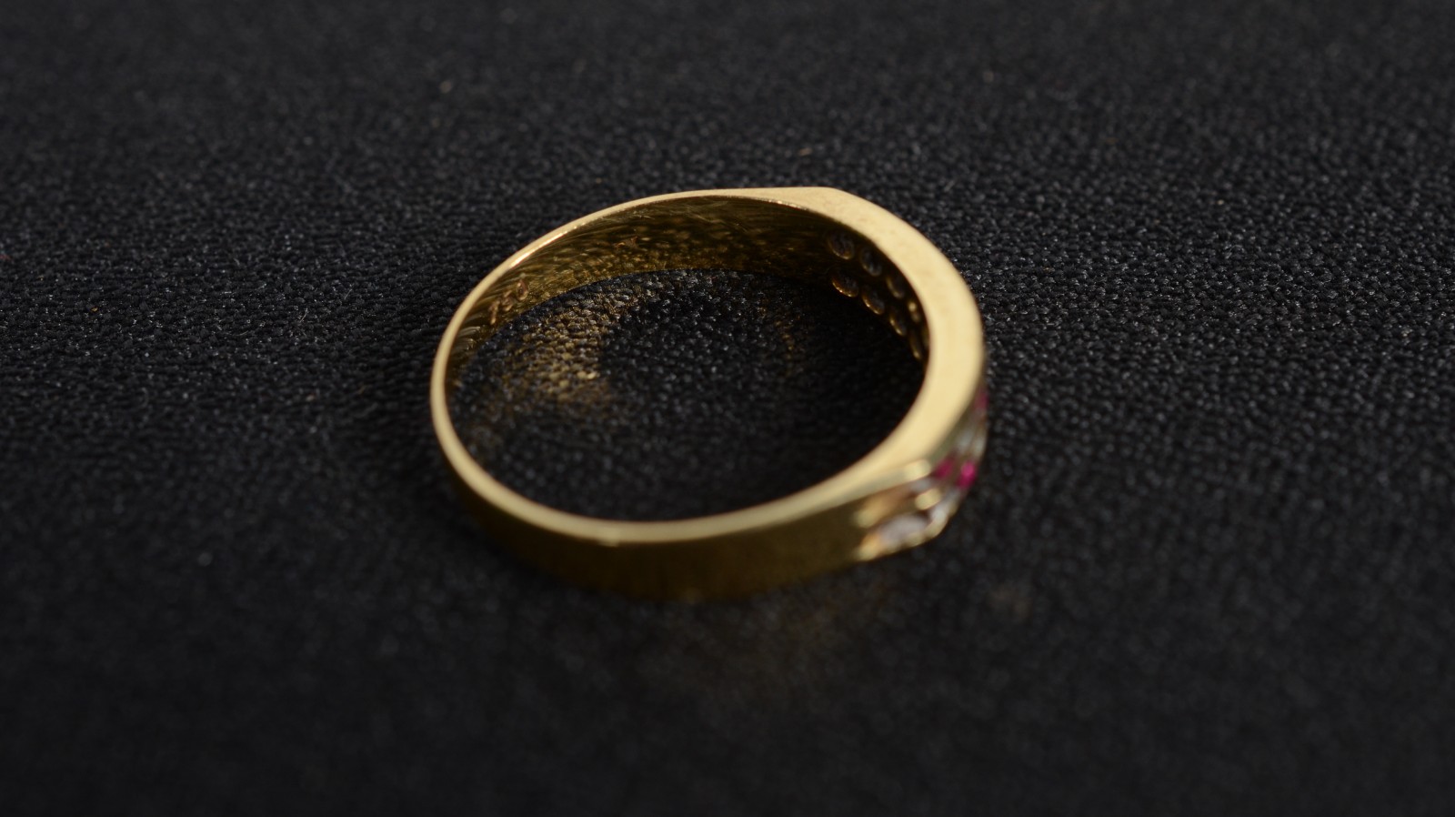 Anel de ouro 18 k, contraste 750 com 9 brilhantes e 9 rubis, aro 16... - foto 3 de 7