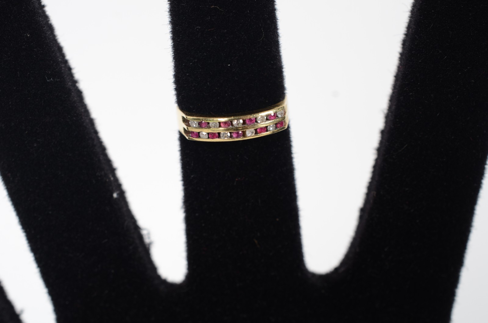 Anel de ouro 18 k, contraste 750 com 9 brilhantes e 9 rubis, aro 16... - foto 7 de 7
