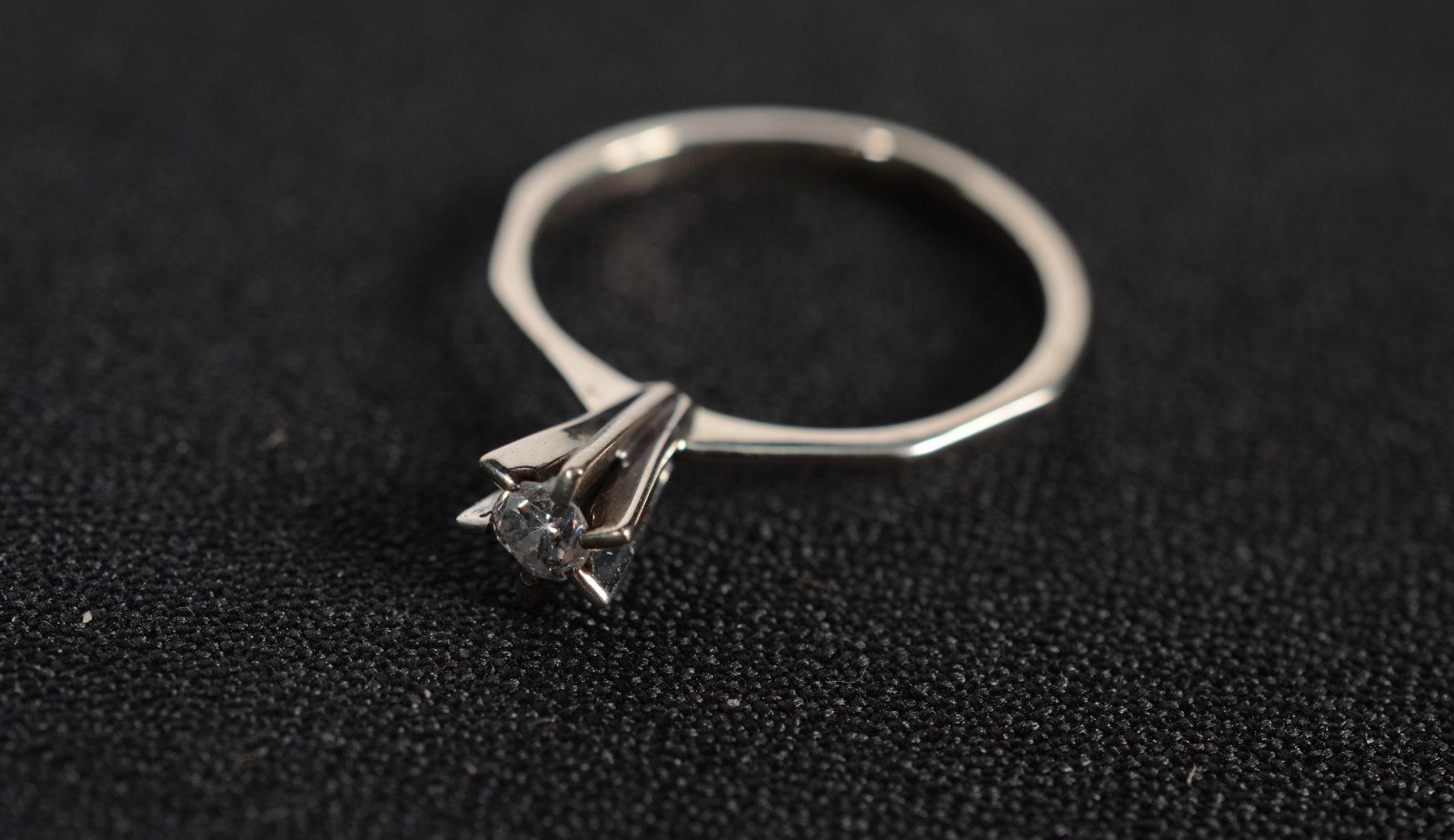 Solitário de ouro branco com um brilhante de 0,08 ct, aro 19. (Por... - foto 1 de 7