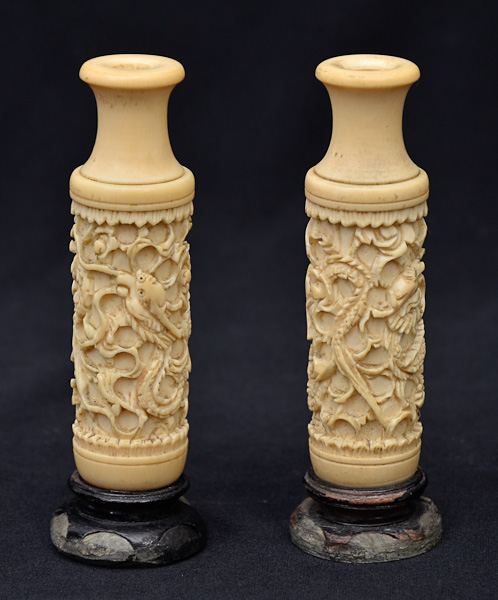Par de pequenos vasos de marfim, alt.total 10 cm.