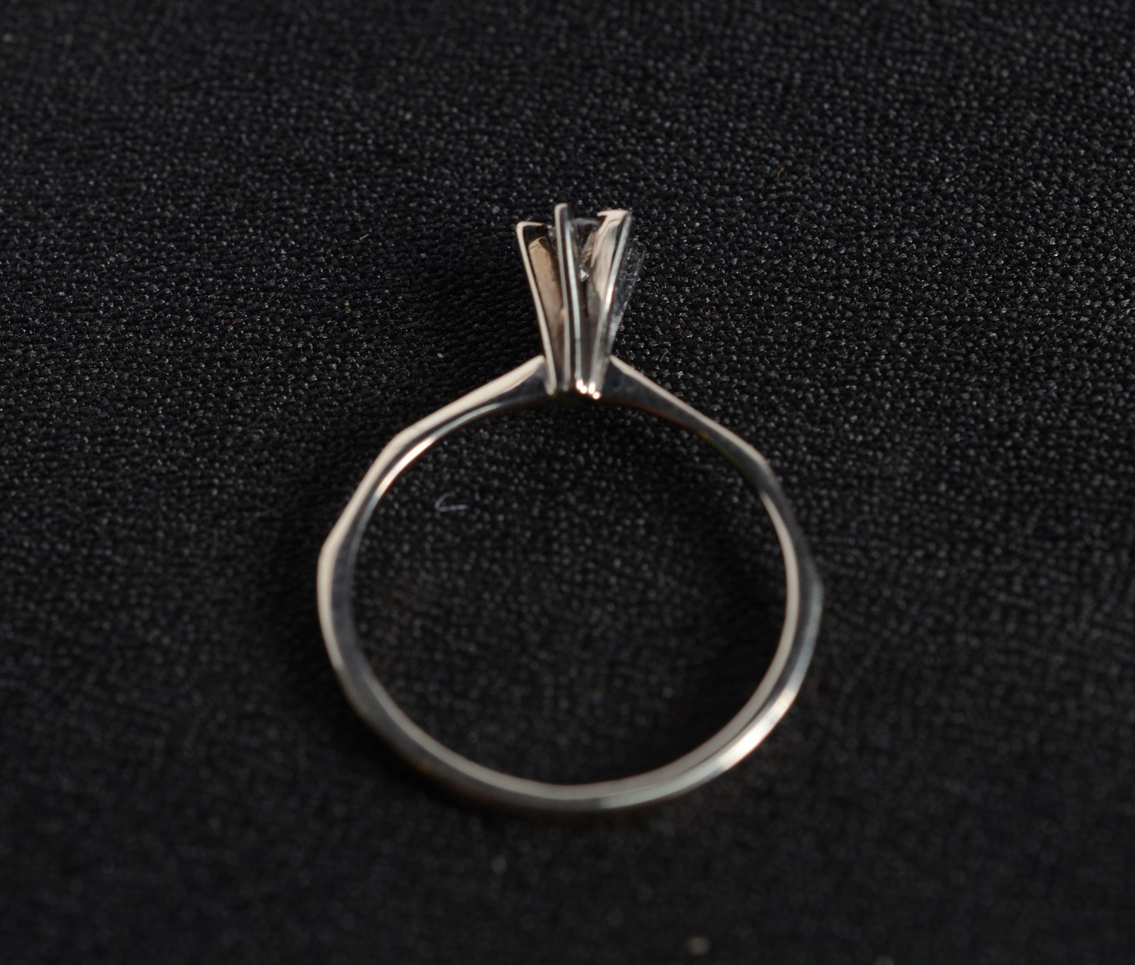 Solitário de ouro branco com um brilhante de 0,08 ct, aro 19. (Por... - foto 2 de 7