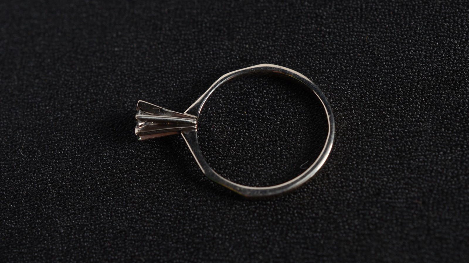 Solitário de ouro branco com um brilhante de 0,08 ct, aro 19. (Por... - foto 3 de 7