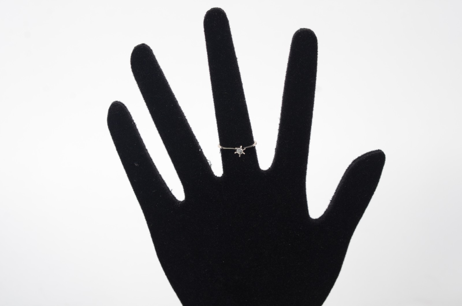 Solitário de ouro branco com um brilhante de 0,08 ct, aro 19. (Por... - foto 4 de 7