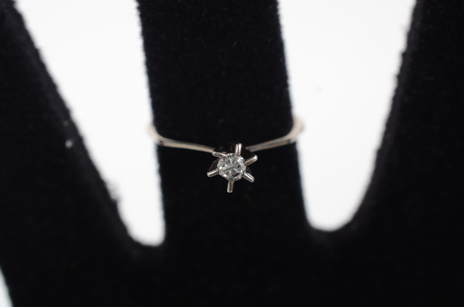 Solitário de ouro branco com um brilhante de 0,08 ct, aro 19. (Por... - foto 5 de 7