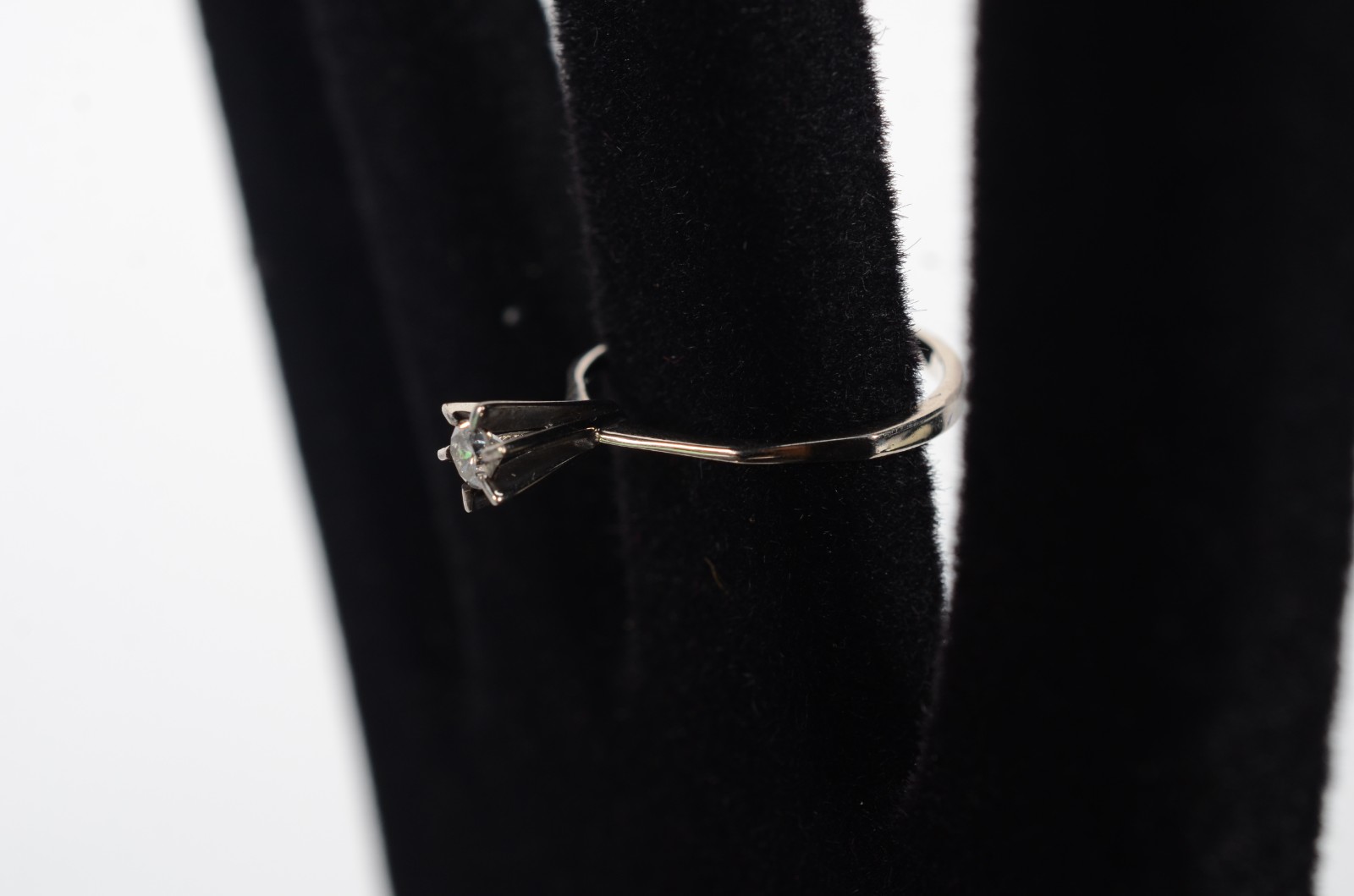 Solitário de ouro branco com um brilhante de 0,08 ct, aro 19. (Por... - foto 6 de 7