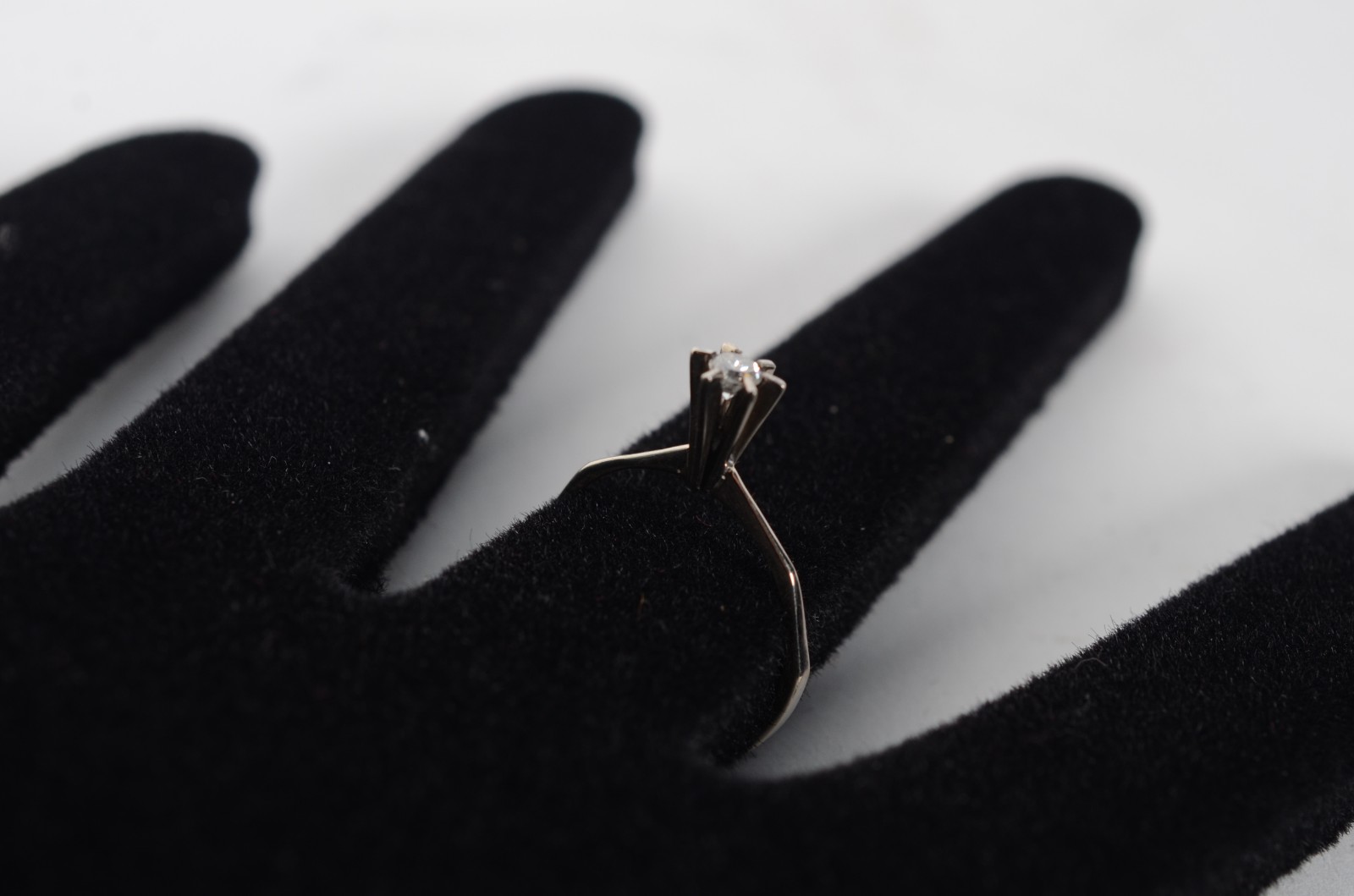 Solitário de ouro branco com um brilhante de 0,08 ct, aro 19. (Por... - foto 7 de 7
