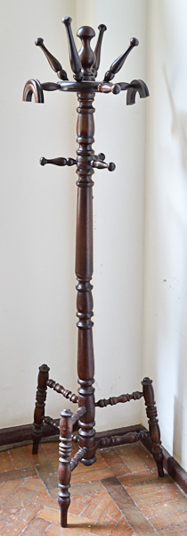 Cabideiro de madeira nobre torneada, alt. 1,67 m.
