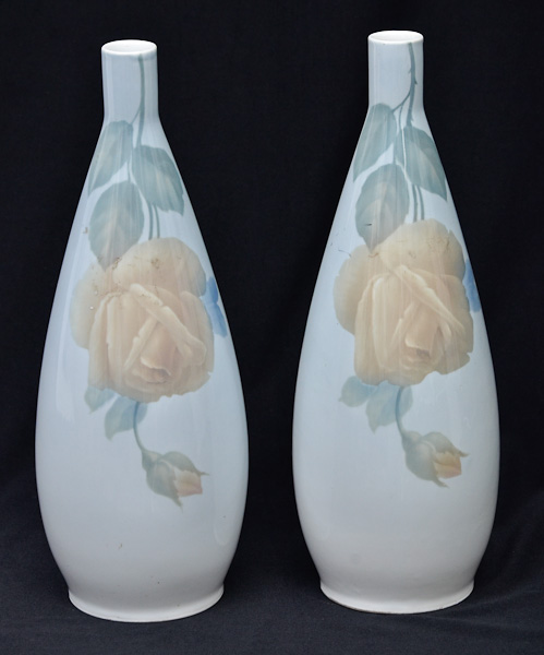 Par de vasos de porcelana com flores em policromia, alt.32 cm.