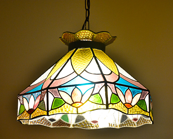Lustre em placas de vidro colorido, alt. 32 cm.
