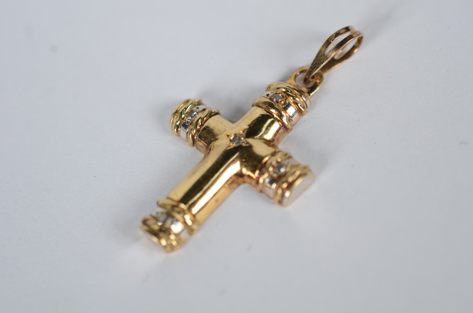 Crucifixo de ouro 18 k, contraste 750 cravejado com brilhante. (Por... - foto 1 de 4