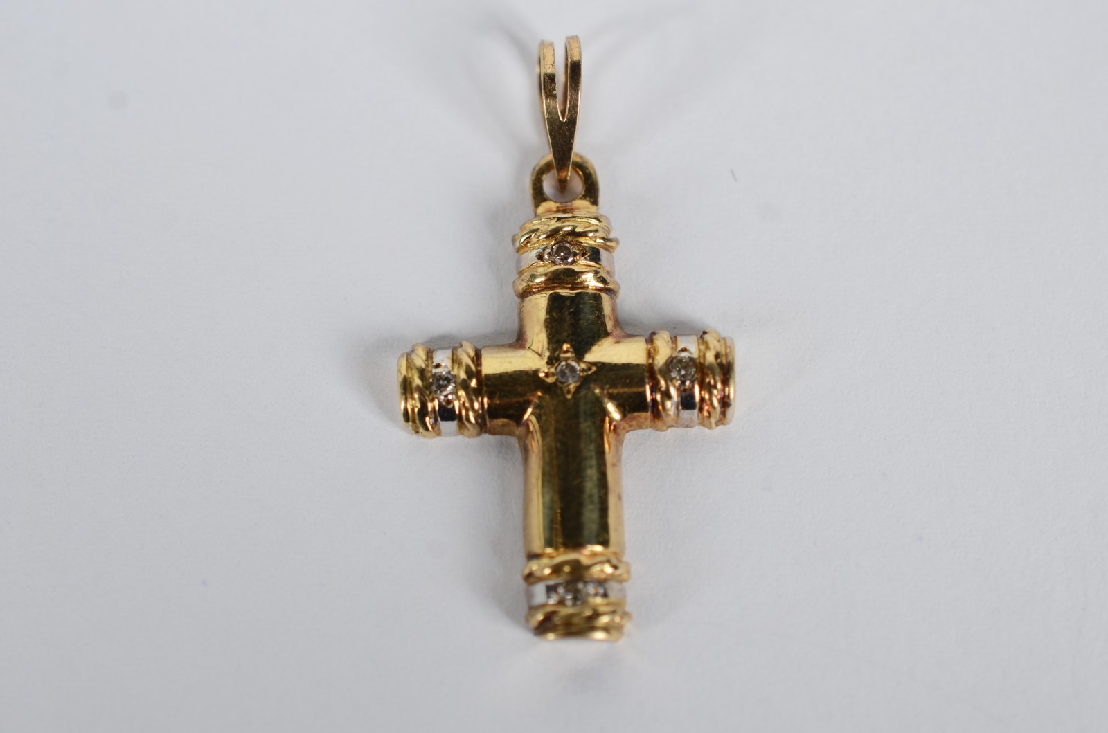 Crucifixo de ouro 18 k, contraste 750 cravejado com brilhante. (Por... - foto 2 de 4