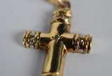 Crucifixo de ouro 18 k, contraste 750  cravejad... - Crucifixo de ouro 18 k, contraste 750  cravejado com brilhante. (Por motivos de segurança a peça não se encontra na loja)