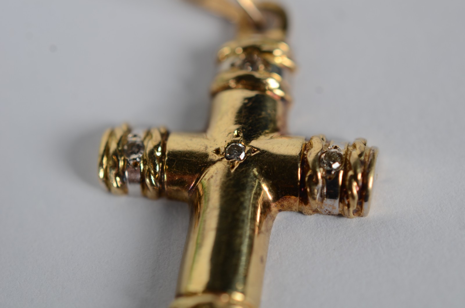 Crucifixo de ouro 18 k, contraste 750 cravejado com brilhante. (Por... - foto 3 de 4