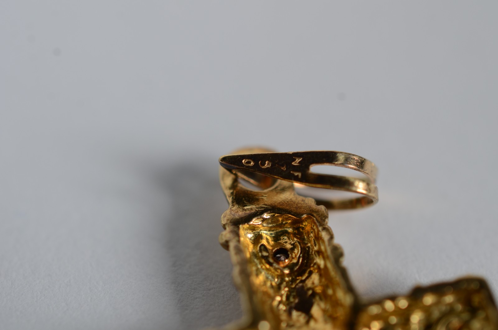 Crucifixo de ouro 18 k, contraste 750 cravejado com brilhante. (Por... - foto 4 de 4