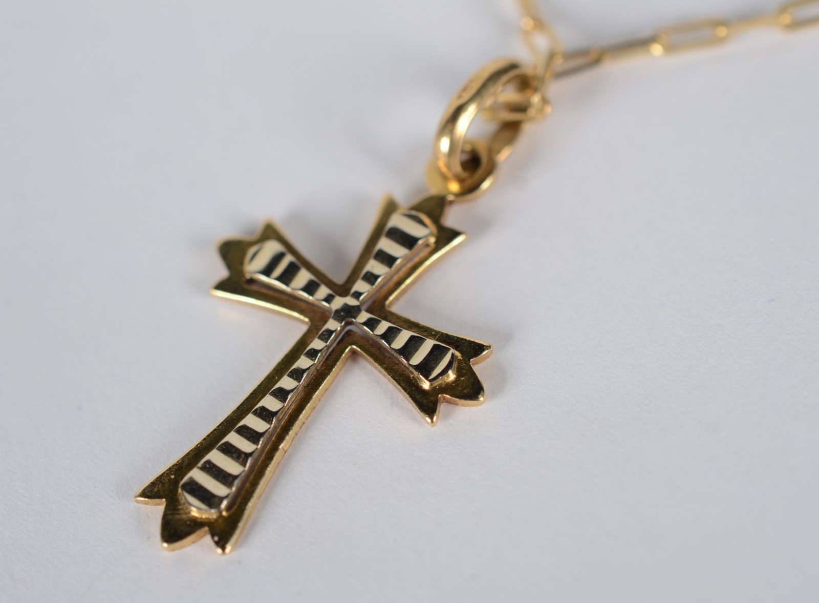 Colar de ouro 18 k e ouro branco, contraste 750 com crucifixo. (Por... - foto 1 de 8