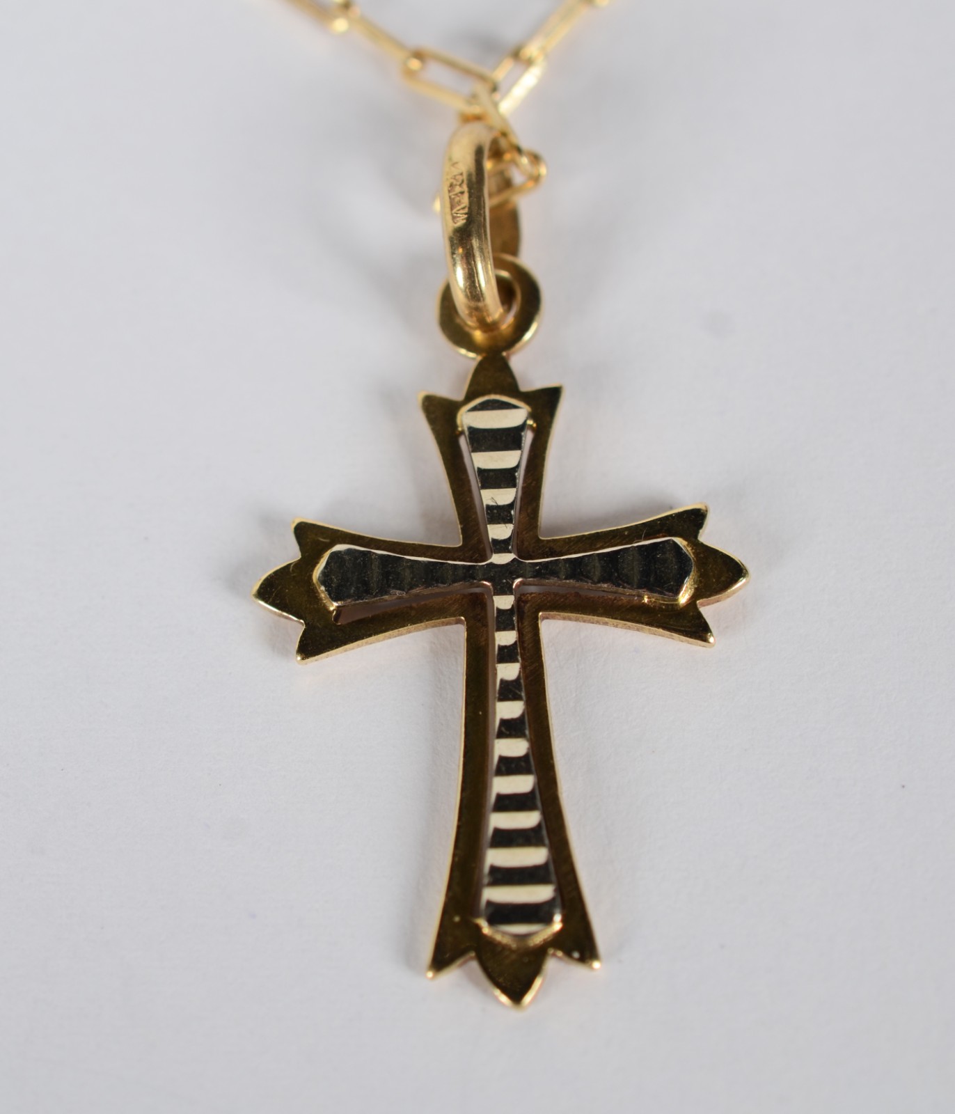 Colar de ouro 18 k e ouro branco, contraste 750 com crucifixo. (Por... - foto 2 de 8