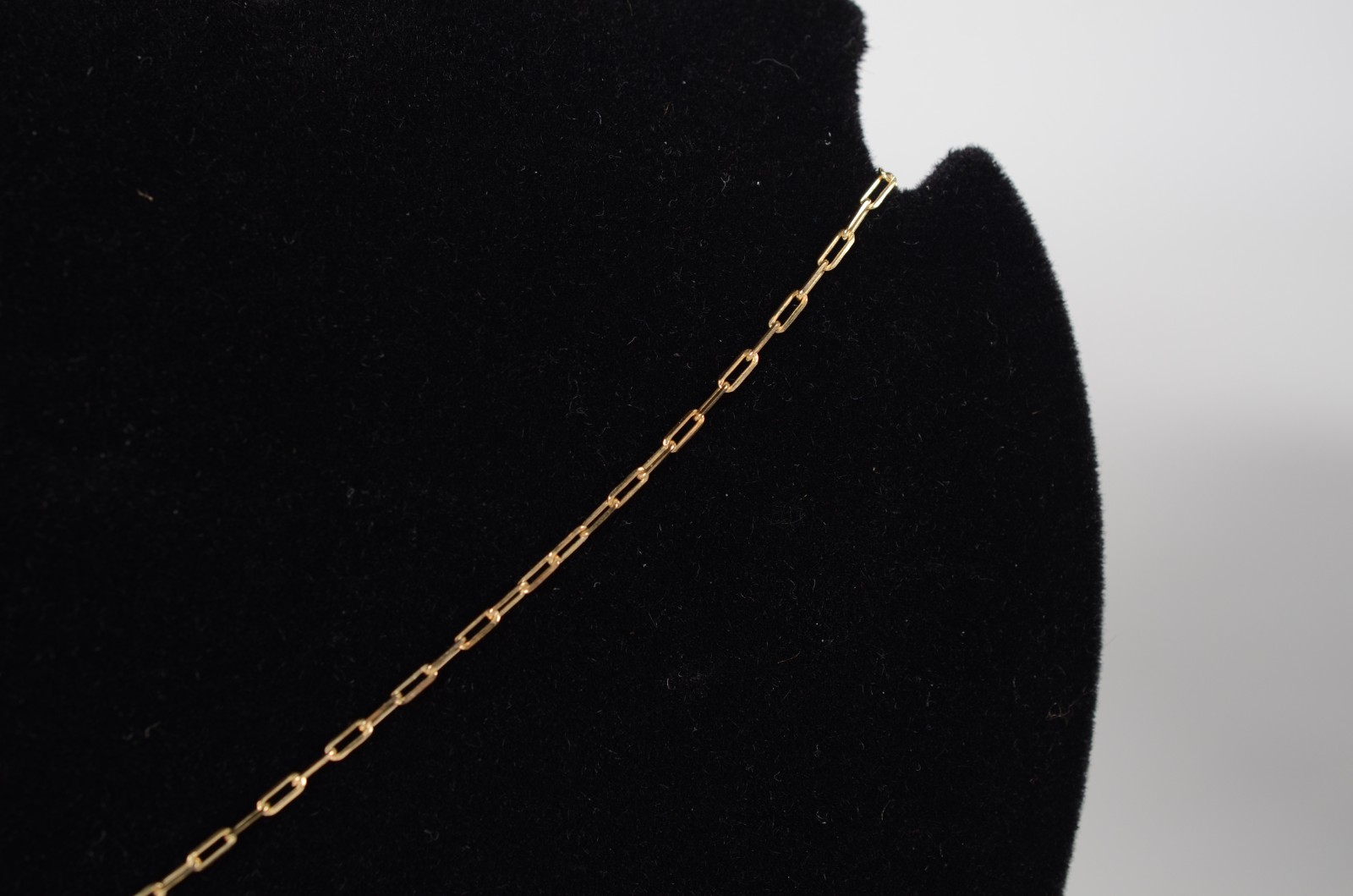 Colar de ouro 18 k e ouro branco, contraste 750 com crucifixo. (Por... - foto 7 de 8