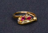 Anel de ouro 18 k com rubis orientais e brilhan... - Anel de ouro 18 k com rubis orientais e brilhantes, peso 3,5 g.