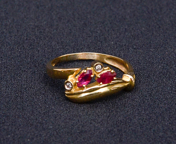 Anel de ouro 18 k com rubis orientais e brilhantes, peso 3,5 g.