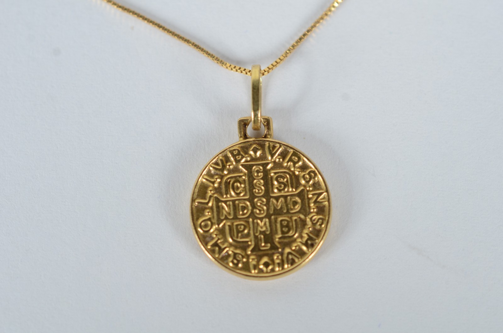 Colar de ouro 18 k., contraste 750 com pendente Sacro. (Por motivos... - foto 1 de 7
