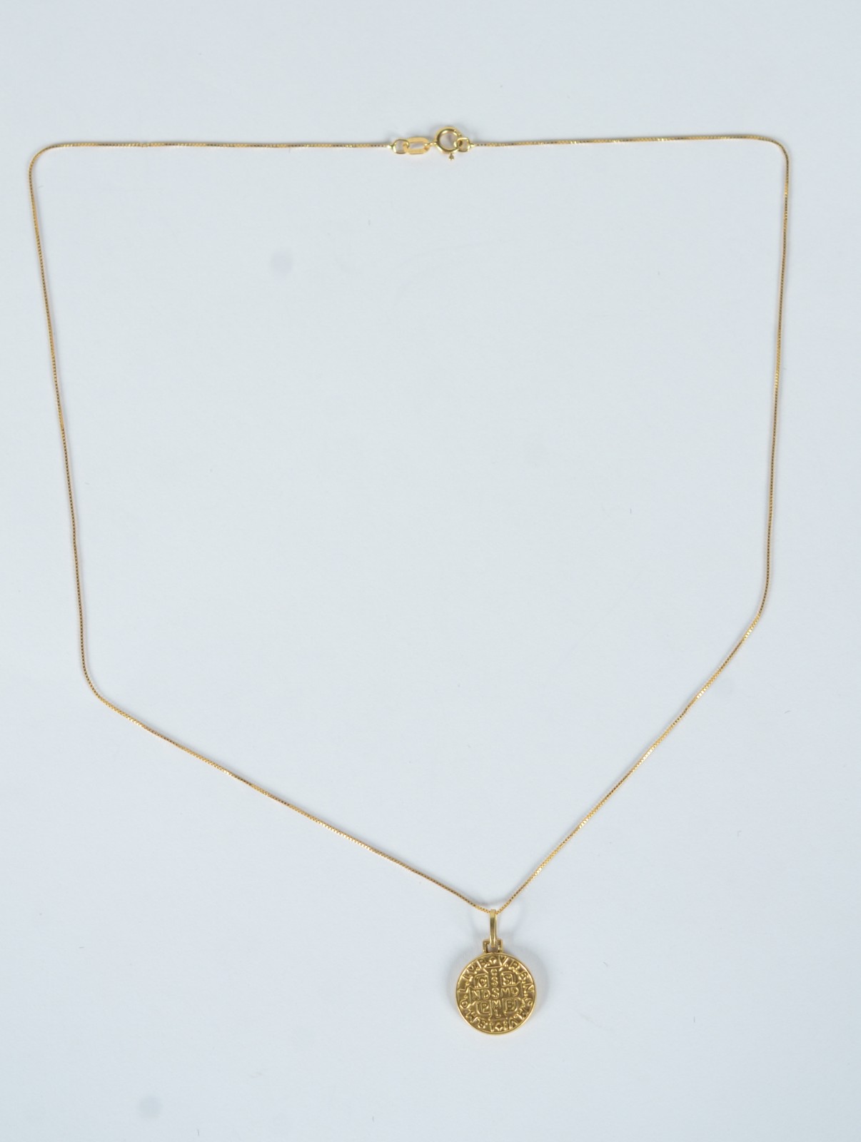 Colar de ouro 18 k., contraste 750 com pendente Sacro. (Por motivos... - foto 2 de 7