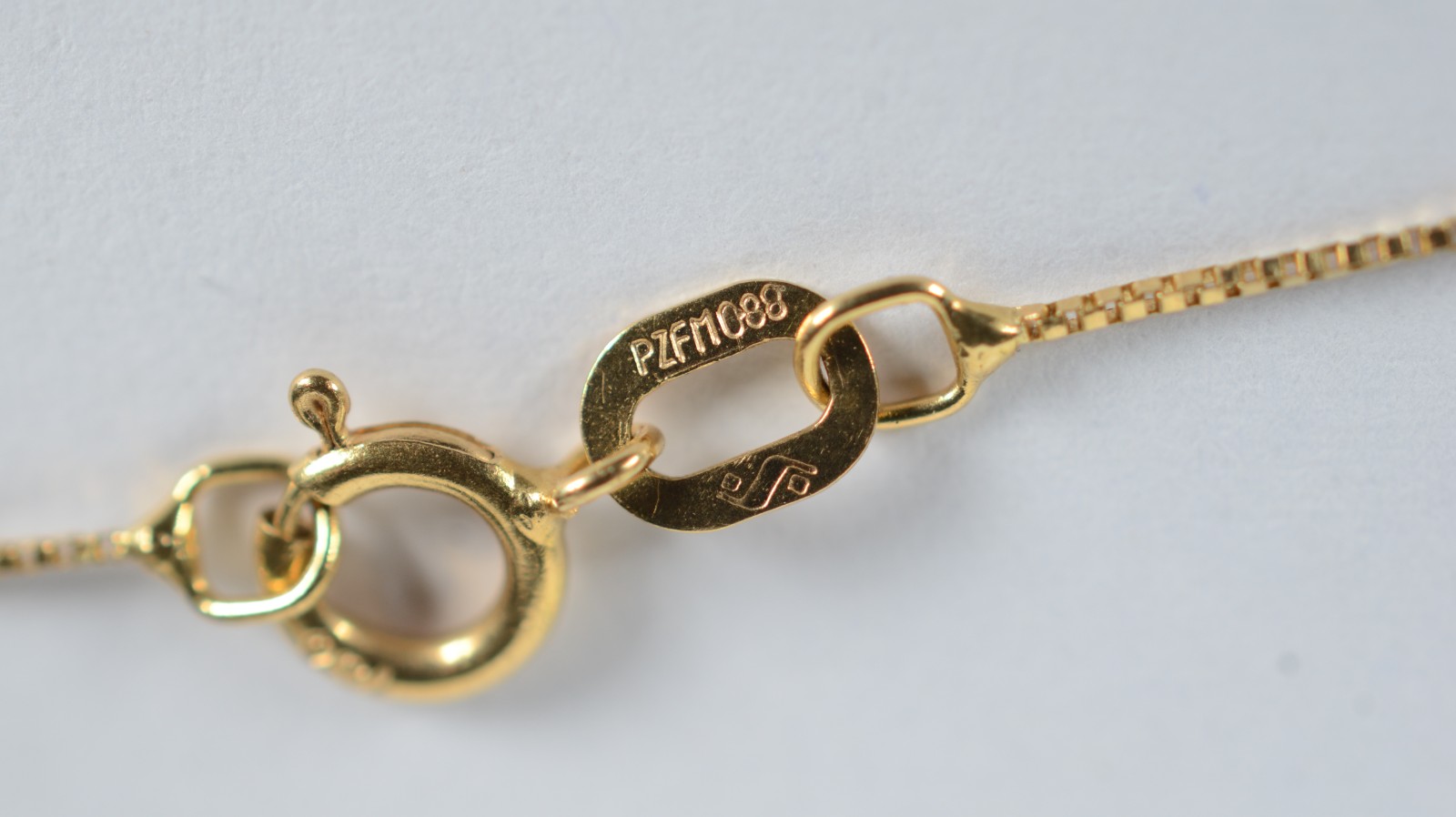 Colar de ouro 18 k., contraste 750 com pendente Sacro. (Por motivos... - foto 4 de 7