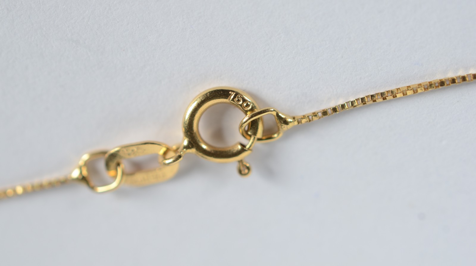 Colar de ouro 18 k., contraste 750 com pendente Sacro. (Por motivos... - foto 5 de 7