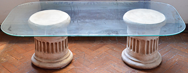 Mesa de centro com bases de cimento pintado e tampo de vidro, med...