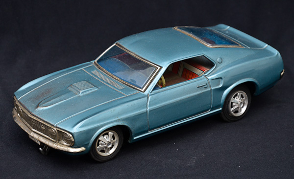 Miniatura de carro Mustang, compr.26 alt 8 cm.
