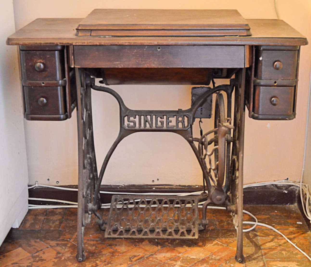 Máquina de costura SINGER com gabinete de madei... - Galeria Alphaville