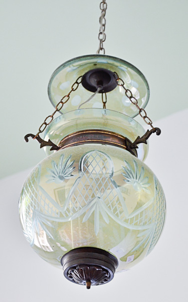 Pequeno lustre de metal e vidro iridizado verde, alt.