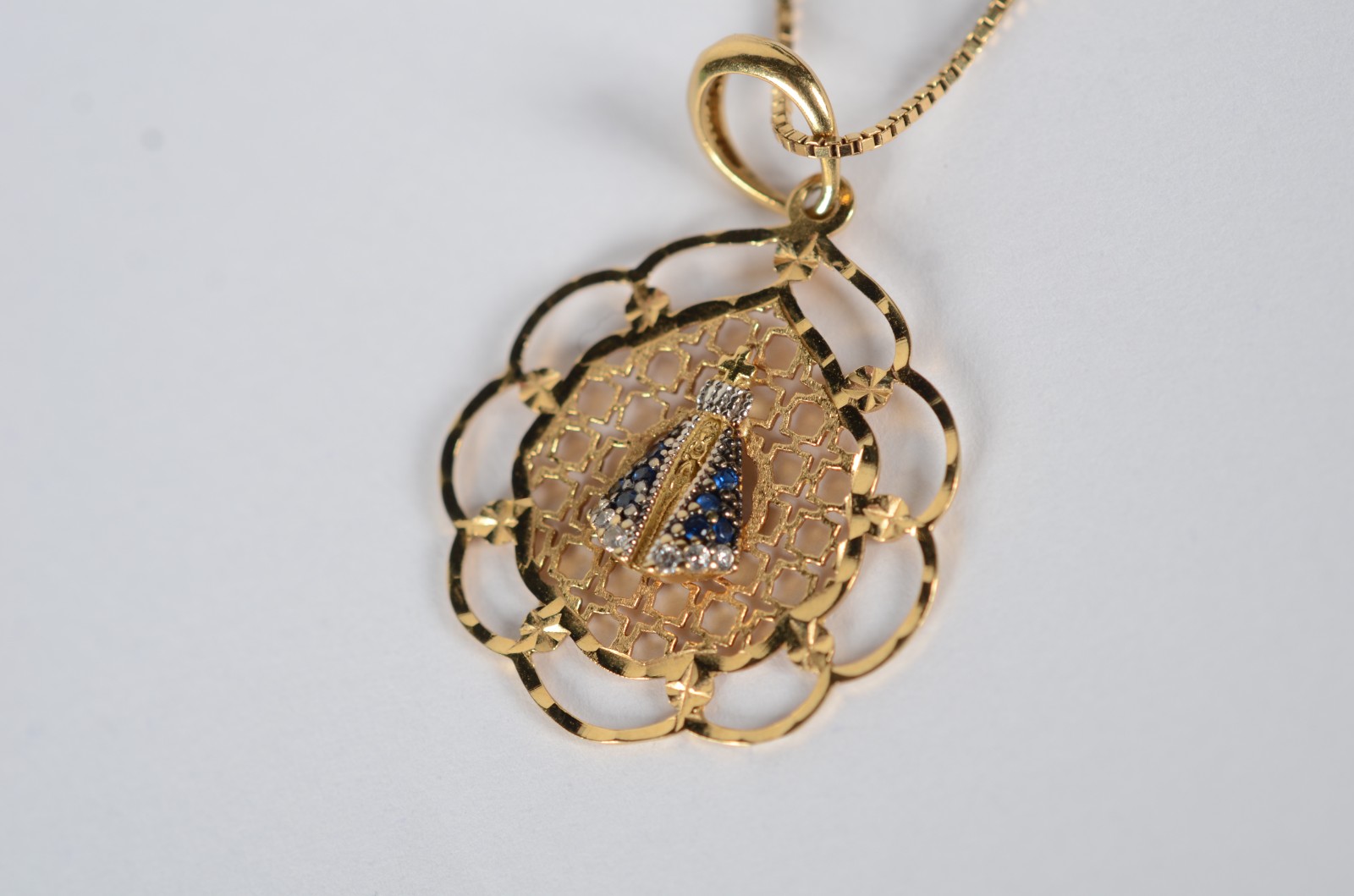 Colar de ouro 18 k., contraste 750 com pendente de Nossa Senhora com... - foto 1 de 7