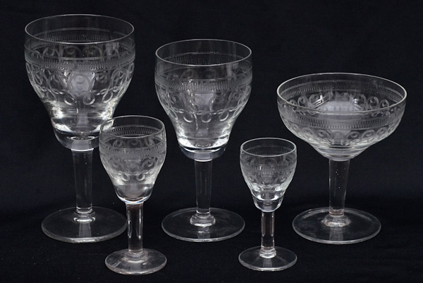 Conjunto de cálices lavrados ao gosto Saint Louis, sendo 8 para vinho...