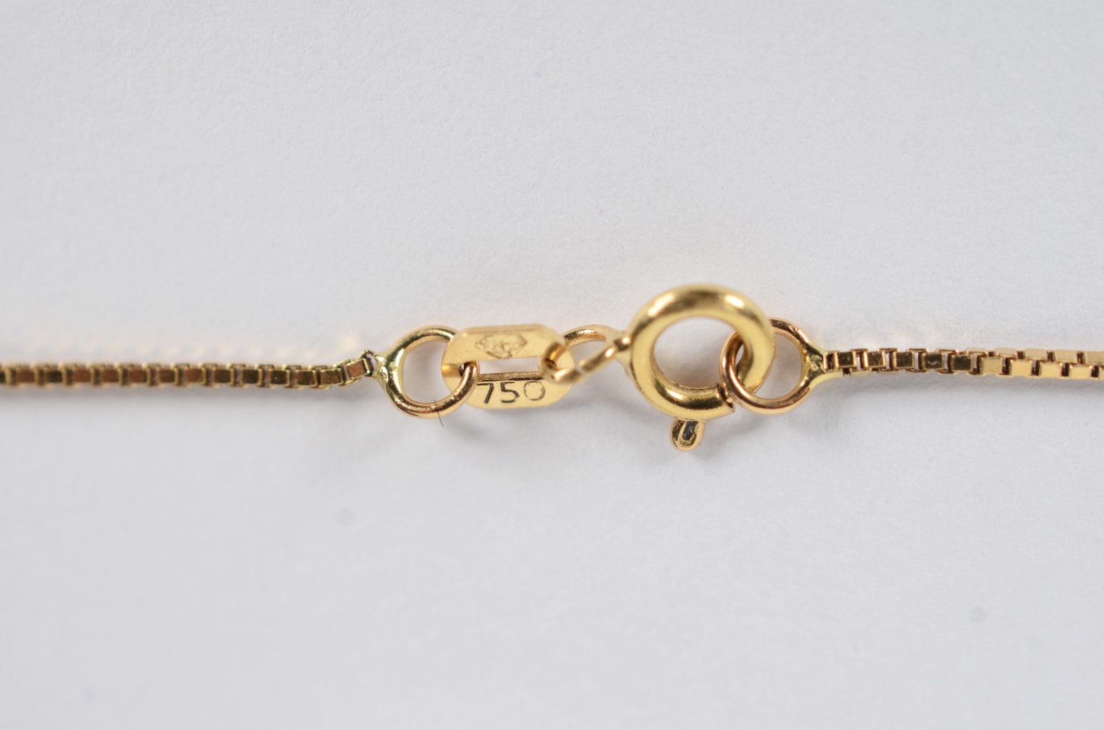 Colar de ouro 18 k., contraste 750 com pendente de Nossa Senhora com... - foto 6 de 7