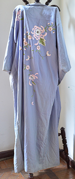 Kimono japones bordado nas costas.