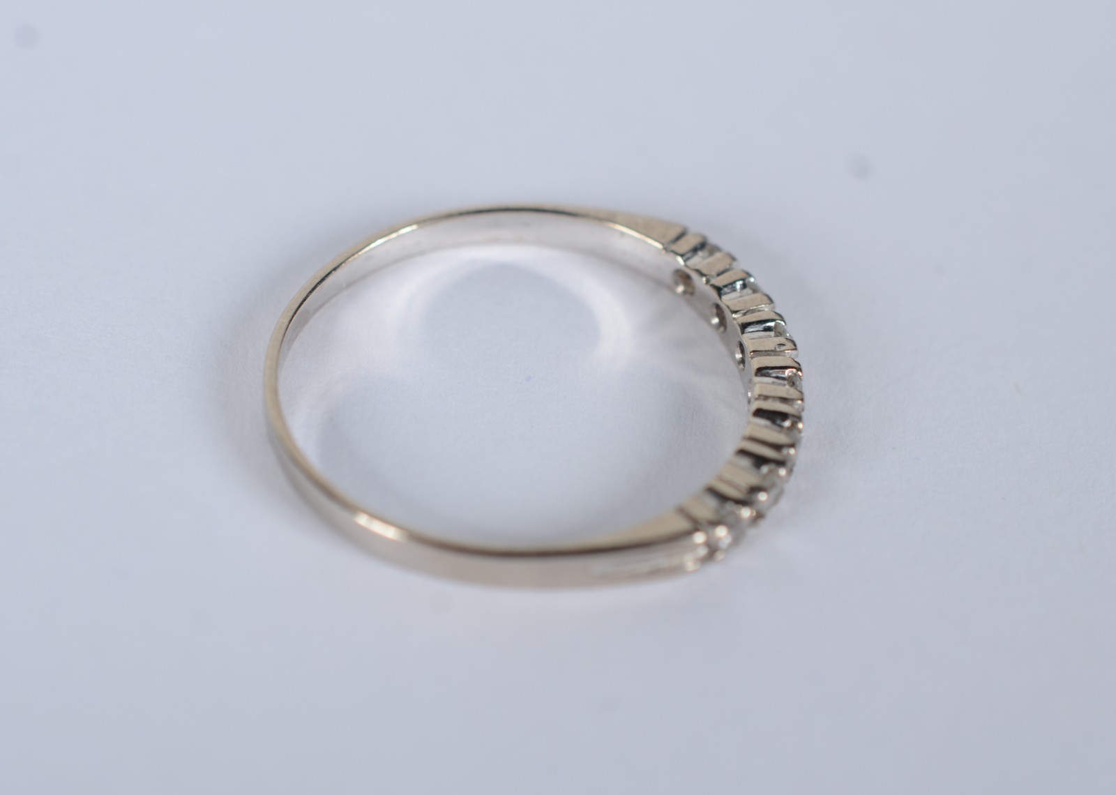 Meia aliança de ouro branco com 7 brilhantes, aro 17. (Por motivos de... - foto 6 de 11