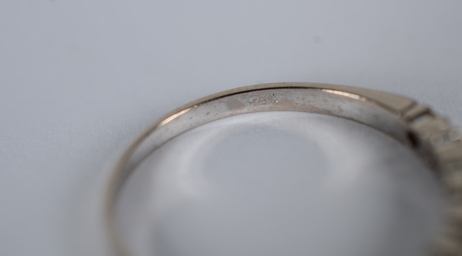 Meia aliança de ouro branco com 7 brilhantes, aro 17. (Por motivos de... - foto 8 de 11